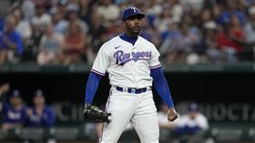 ▲遊騎兵終結者查普曼（Aroldis Chapman）火球失投下到本後球迷。（圖／美聯社／達志影像）