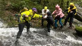 ▲搜救人員架設繩索協助民眾度溪。（圖／桃園電子報）
