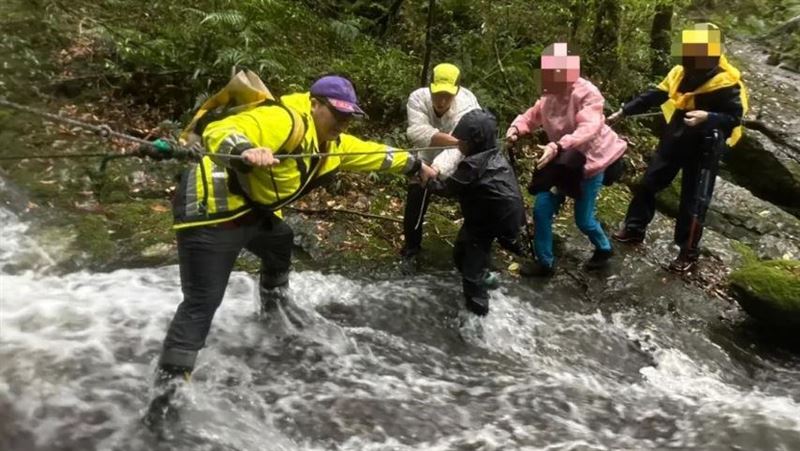 祖孫登山迷航、溪水暴漲困3人 　消防救援