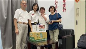 顏姓女子在辦公室昏迷被救護員救活，出院後隨即赴消防分隊答謝。（圖／北市消防局提供）