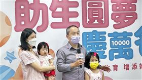 王先生和太太易小姐今日一家四口現身，分享求子心路歷程。（圖／記者簡浩正攝影）