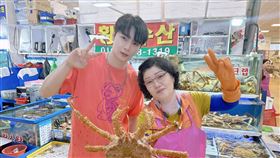 古曜威花13萬韓圓吃帝王蟹（圖／單純夢想提供）