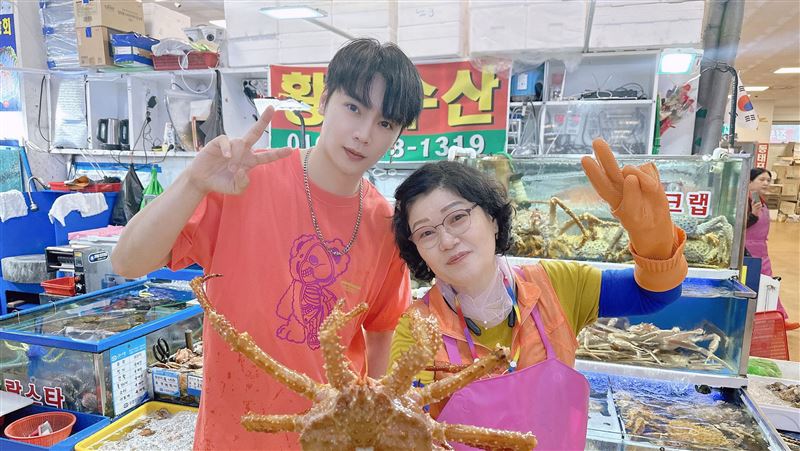 抖音天王追隨BLACKPINK　刷卡大嗑帝王蟹