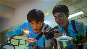 詹懷雲（右）與邱以太（左）在補習班中點鞭炮，詹懷雲笑說這是他私下不曾有的經驗，也很想嘗試看看。（圖／華納兄弟提供）