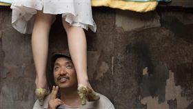 依依po圖表示北村豐晴在下方看。（圖／翻攝自臉書）