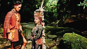 馬志翔和老婆2018年拍攝結婚照，特別穿上原民服飾到山裡取景。（圖／翻攝自馬志翔臉書）