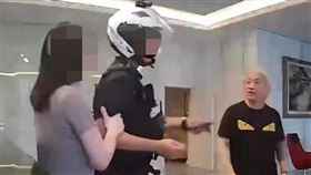 受害女逃到大廳報警，將軍看到警察也不怕，仍一直試圖靠近。（讀者提供）