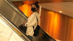 孤零零的蔡卓宜準備出關前不時回頭看，但卻不見王大陸身影。（圖／本刊攝影組）