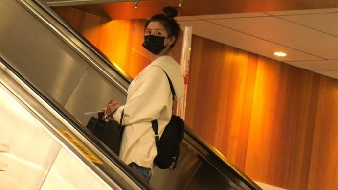 王大陸爆親密約會長髮妹　蔡卓宜孤單離台