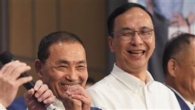 出席後援會成立  侯友宜拱手向支持者致意「台北市商業會暨開元聯誼會支持侯友宜參選總統後援會」18日晚間在台北宣告成立，台北市長蔣萬安（左）到場站台致詞，國民黨總統參選人侯友宜（中）在旁拱手向支持者致意。右為國民黨主席朱立倫。中央社記者徐肇昌攝  112年7月18日