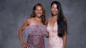 ▲才剛奪得溫網女雙后冠的謝淑薇，在臉書PO出和搭檔穿晚禮服的美照，引發網友驚呼。（圖／翻攝自Su-Wei Hsieh 夢遊寫真人謝淑薇臉書）