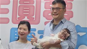國健署「助孕補助2週年」記者會（1）國健署統計，台灣受補助誕生的試管寶寶已破萬名，第1萬名試管寶寶小芯（化名）的爸爸（右）18日出席記者會表示，不孕治療補助是註生娘娘，時間不等人，籲高齡備孕夫妻儘早尋求專業協助。中央社記者陳婕翎攝  112年7月18日