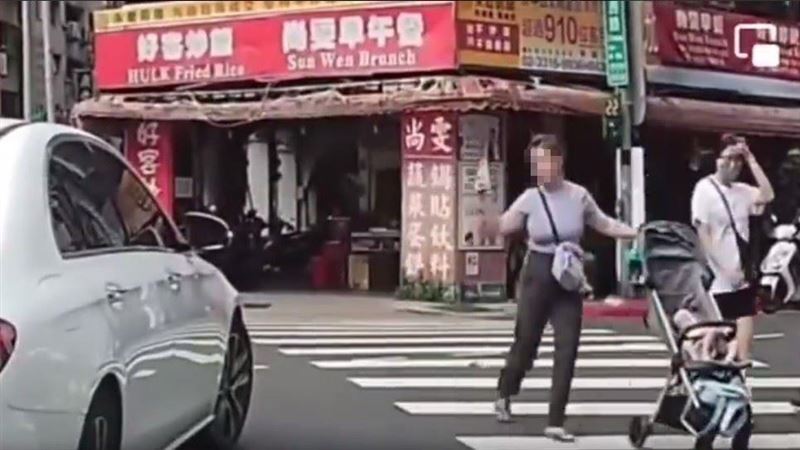 女待轉區切向斑馬線！車禮讓下秒疑遭挑釁