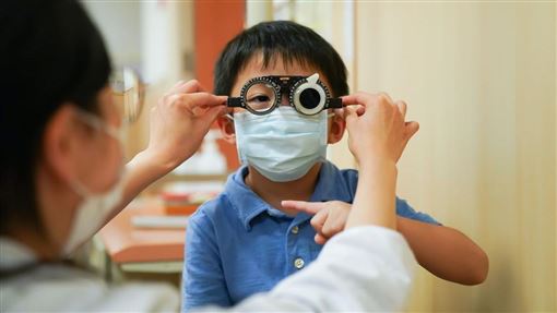 小六生7成近視！醫:年增度數比成人高10倍