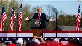 川普（Donald Trump）近日接受專訪，指責台灣拿走美國所有半導體工作，甚至稱要對台灣加徵關稅。（圖／翻攝自Donald J. Trump粉專）