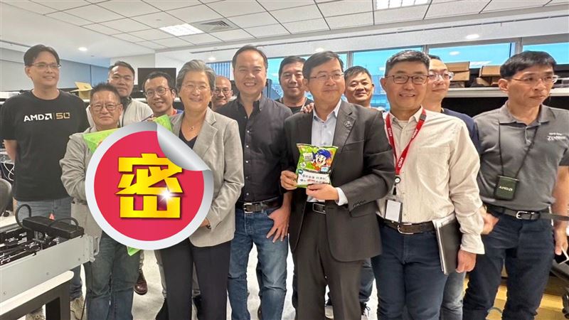 蘇姿丰拿特製款大乖乖合照　嗨喊：好棒