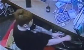 美髮師偷錢　老闆調監視器發現更驚人一幕（圖／翻攝畫面）
