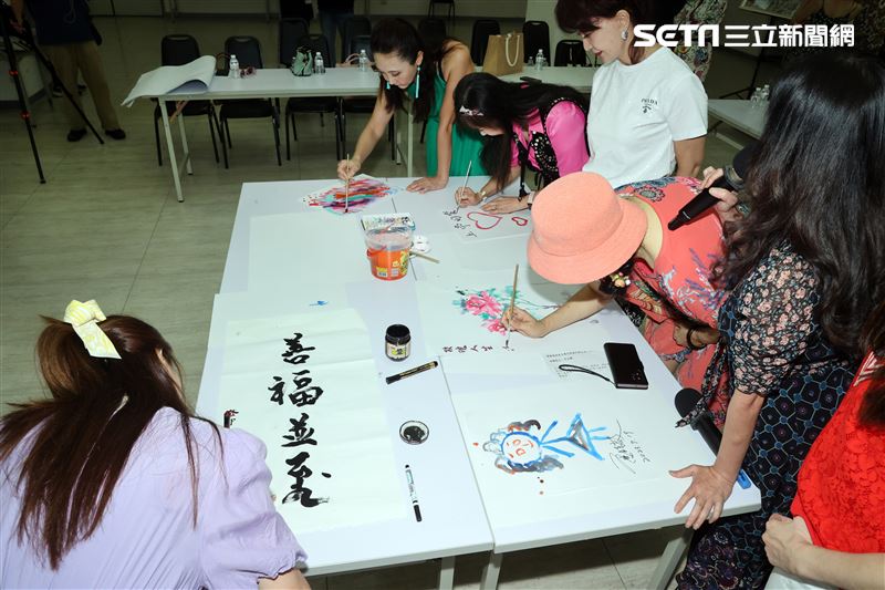 鄧美芳、周丹薇、楊潔玫、程秀瑛、姚采穎，凌蕙蕙、胡翡翠、米凱莉、苗蔚蘭、龔蓮華出席星光閃閃彩繪天地。（圖/記者邱榮吉攝影）