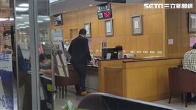 ▲Melody丈夫吳育奇的委任律師黃柏榮赴北院遞狀。（圖／記者楊佩琪攝）