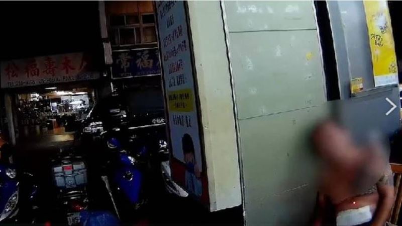 醉漢坐騎樓刺胸自殘　警急用電擊槍制伏
