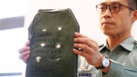 軍備局實彈射擊三級抗彈板 均未貫穿國防部軍備局19日於宜蘭規格鑑測中心兵器試驗場，以各項標準對三級抗彈板實彈射擊6發子彈，結果顯示均未貫穿。中央社記者游凱翔攝  112年7月19日
