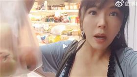 劉樂妍開心收到爛桃子（圖／翻攝自微博）