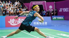 台北羽球公開賽女單決賽　戴資穎完成2連霸台灣羽球天后戴資穎（前中）25日在超級300的台北羽球公開賽女單決賽，以21比14、21比17擊敗華裔美籍的張蓓雯，完成2連霸。中央社記者裴禛攝  112年6月25日