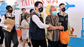 涉詐欺遭通緝逾20年  台灣夫妻被押解返台陳智燦（前右2）、劉美雪（2排左2）夫婦因涉嫌吸金詐欺潛逃海外，長期遭通緝，日前兩人在泰國曼谷落網，18日下午押解返台，將解送高雄地方檢察署歸案。中央社記者吳睿騏桃園機場攝  112年7月18日