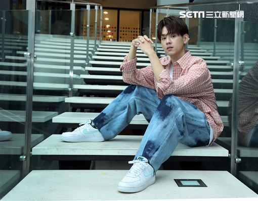 洪暐哲三立新聞網專訪。（圖/記者邱榮吉攝影）