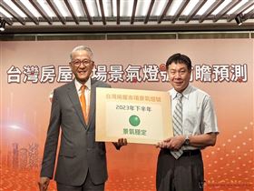 台灣房屋集團首席副總裁周鶴鳴(左)表示，下半年仍有剛性買盤支撐，但量能不易放大，將是「量縮價盤」局面(圖/台灣房屋/MyGoNews提供)