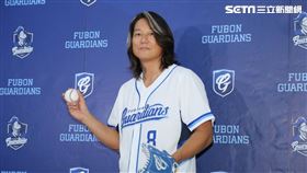 韓哥為富邦悍將開球。（圖／記者楊澍攝影）