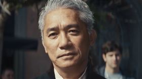 梁朝偉一頭白髮演出韓國女團「New Jeans」MV。（圖/翻攝Youtube）