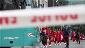 菲律賓世界杯女足隊在奧克蘭住的飯店附近發生槍擊事件，圖為菲律賓女足隊員走向巴士。（圖／美聯社／達志影像）