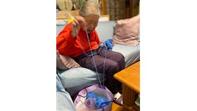 高齡90歲，「毛衣阿嬤」薛羅紗，織毛衣58年送出2千件(圖／蘇俊豪提供)