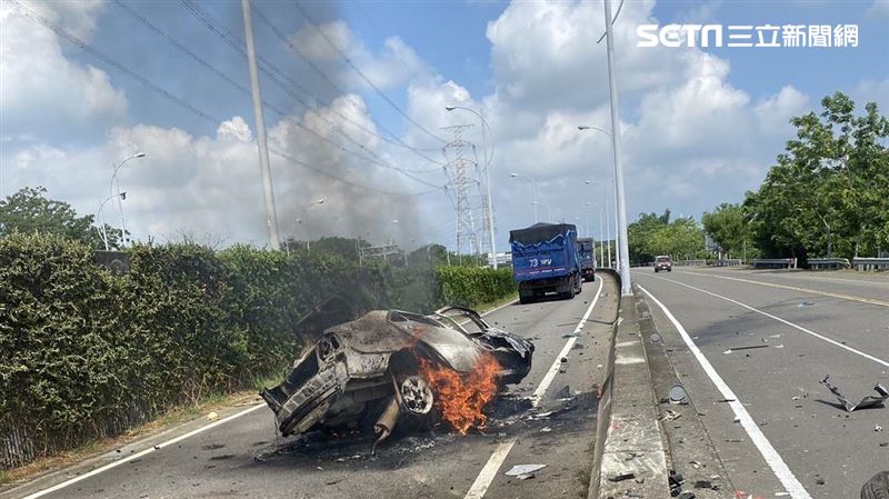新／台南轎車燒成1團火球　火滅驚見2焦屍