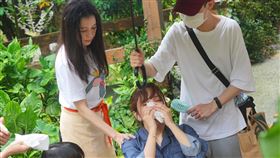 徐若瑄（左）目睹愛紗氣喘。（圖／火種娛樂提供）