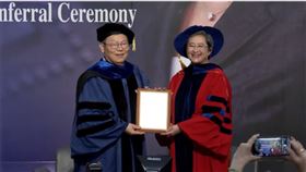 陽明交大校長林奇宏頒發陽明交大榮譽博士學位予超微（AMD）董事長蘇姿丰。（圖／陽明交大提供）