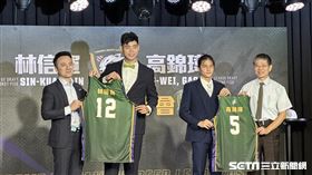 台啤雲豹狀元郎林信寬新球季將穿12號、榜眼高錦瑋則會披上5號球衣。（圖／記者蔡厚瑄攝影）