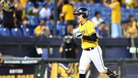 ▲江坤宇敲出本季首轟，為全壘打大賽暖身。（圖／翻攝自兄弟Fans Club）