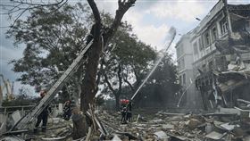 ▲俄羅斯以飛彈和無人機攻擊敖德薩，許多建築物受損。（圖／美聯社／達志影像）

