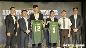 台啤雲豹營運長顏行書（左1）、執行長張建偉（左2）出席簽約新秀簽約記者會。（圖／記者蔡厚瑄攝影）