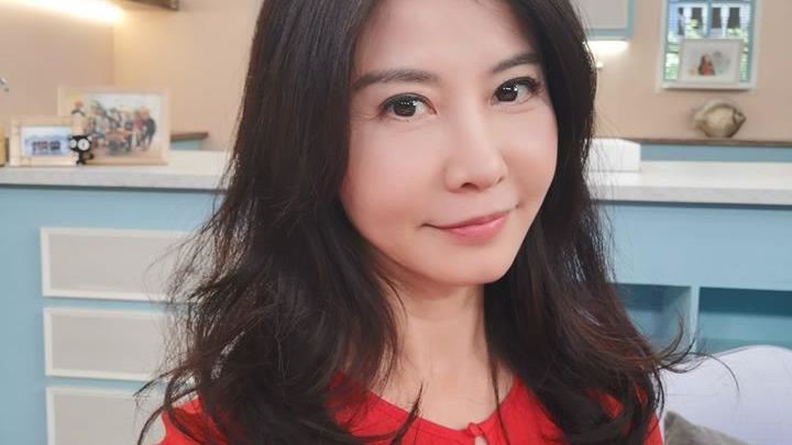 水泥塊高空掉落！女星走人行道險遭砸破頭