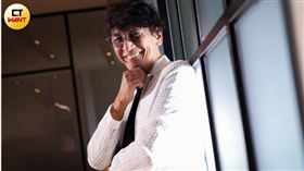 ▲雖已退引多年，但加藤鷹持續養護手指，永遠處在戰備狀態。（圖／CTWANT）