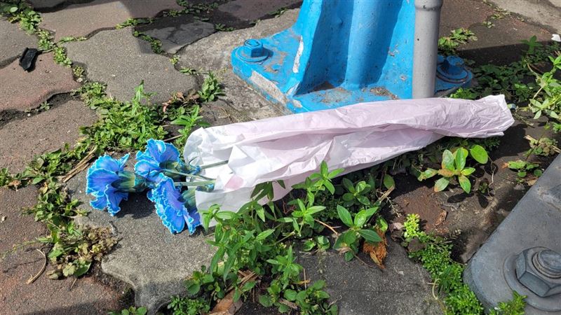慟！政大女遭冷氣砸死　不捨民眾獻花悼念