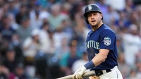 ▲水手新秀凱蘭尼克（Jarred Kelenic）表現不好怒踢板凳區飲水機腳骨折。（圖／美聯社／達志影像）