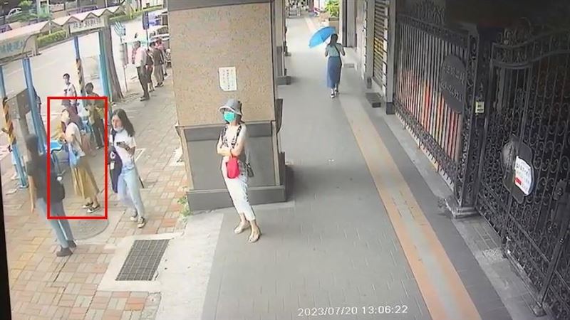 冷氣機墜落砸死人　白衣女1秒動作逃死劫