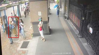 冷氣機墜落砸死人　白衣女1秒動作逃死劫