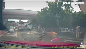 北市張女開車行經西安街一段時撞飛行走在斑馬線上的林女。（圖／翻攝畫面）