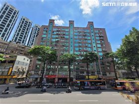 冷氣砸死女大生！民眾：對面大樓這幕更驚(圖/記者游承霖攝影)