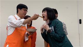 陳其邁餵議員吃狗糧。（圖／翻攝自高雄市議會官網）